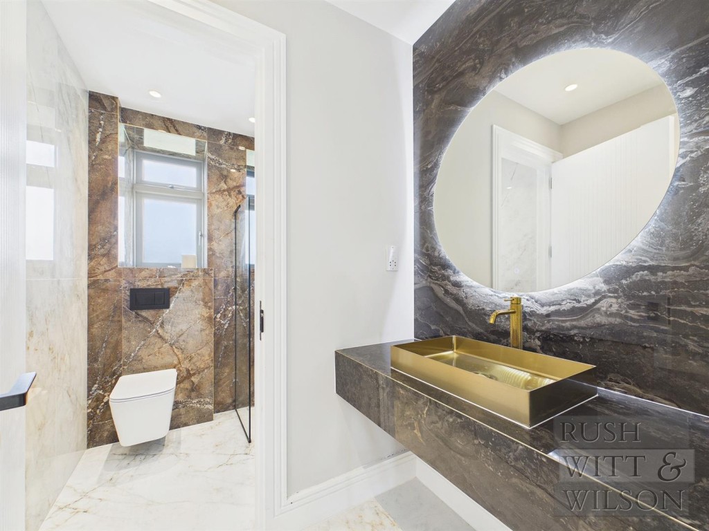 Lot: 100 - WELL PRESENTED DETACHED HOUSE - Bathroom